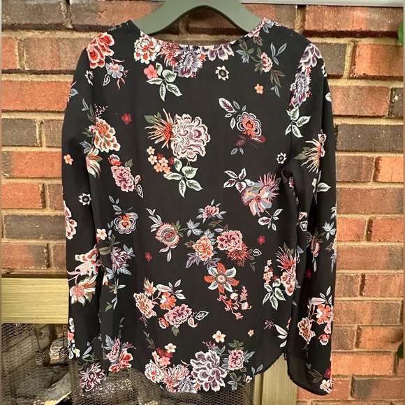 🛍️ black with floral high / low blouse great condition. - Picture 2 of 8